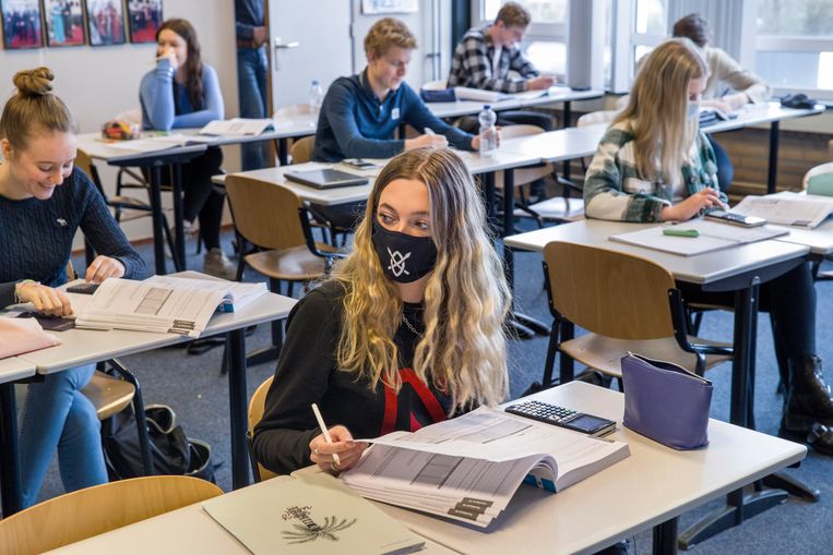 Examenklas in Oud-Beijerland krijgt les in twee lokalen zodat de leerlingen genoeg afstand kunnen aanhouden.
 Beeld Arie Kievit / de Volkskrant