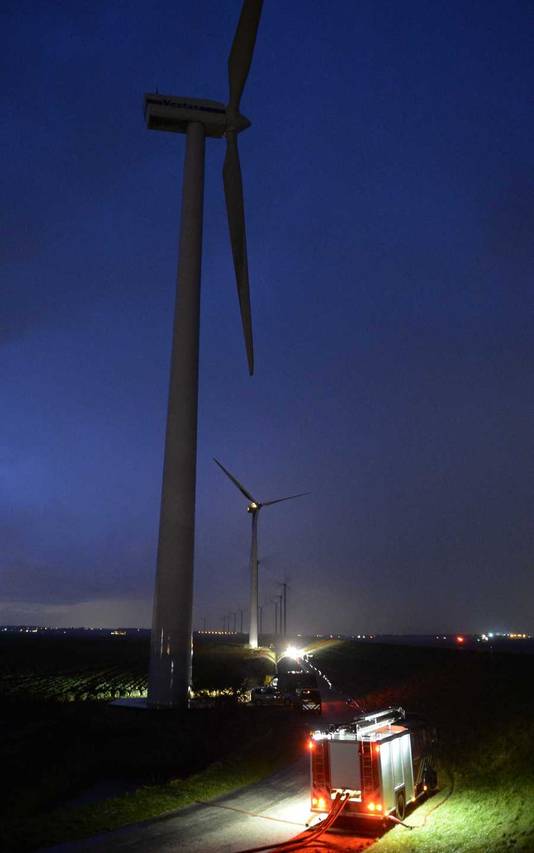 De brandweer bestrijdt de brand in de windturbine op de Mariadijk in het Zuid-Hollandse Ooltgensplaat.