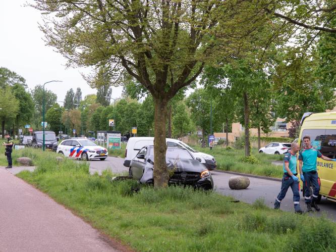 Mercedes raakt zwaar beschadigd: ramt betonblokken en komt tot stilstand tegen boom in Soest