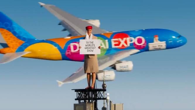 Emirates haalt nieuwe stunt uit voor wereldexpo: vliegtuig scheert rakelings aan stuntvrouw voorbij