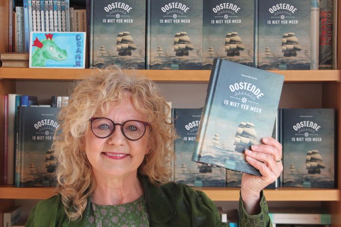 Katrien Van Hecke met haar nieuw boek ‘Oostende is niet ver meer’.