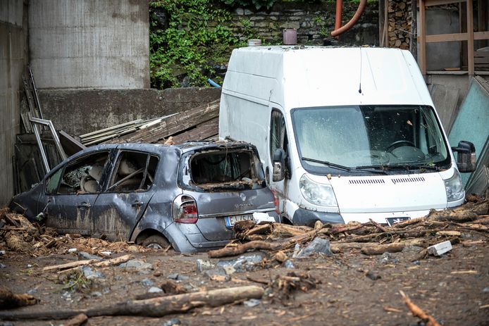 Vernielde wagens rond het Comomeer.