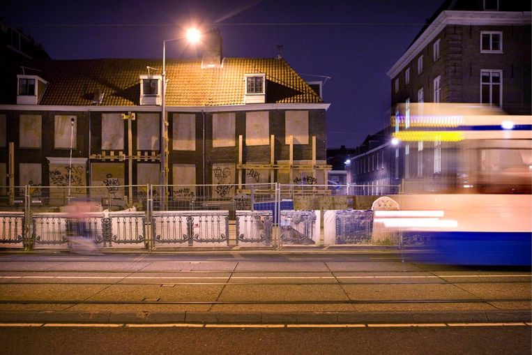 De Wevershuisjes op de Vijzelgracht werden na verzakkingen onbewoonbaar verklaard. Beeld Floris Lok