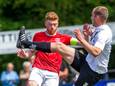 Aanvoerder Max Kiekebosch van Wijhe '92 is verwikkeld in een duel met Tom Tangelder van KCVO.
