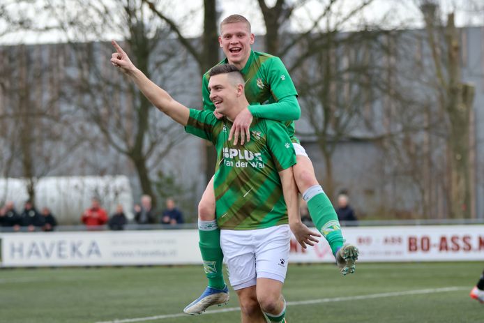 Nieuw-Lekkerland-aanvaller Damiën Muller, die hier besprongen wordt, beleefde tegen SVOD’22 (6-0 winst) een mooie zaterdag: hij speelde zijn 250ste wedstrijd voor de groen-witte hoofdmacht én maakte zijn 75ste goal.