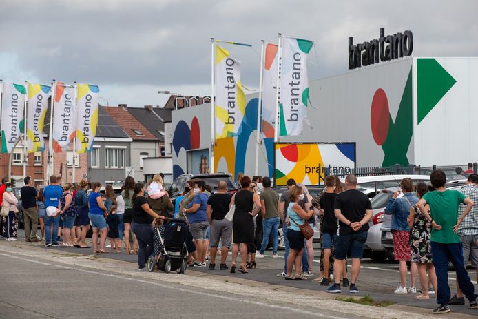 Ook bij de Brantano-winkel in Ninove was het over de koppen lopen.