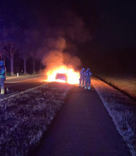 Auto vliegt in brand op Eibergsestraat in Haaksbergen: voertuig brandt volledig uit