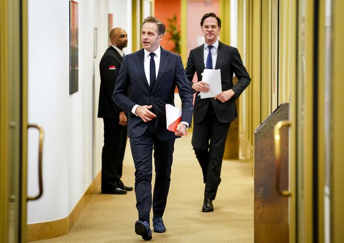 Demissionair premier Mark Rutte en demissionair minister Hugo de Jonge (Volksgezondheid, Welzijn en Sport) voorafgaand aan een persconferentie.