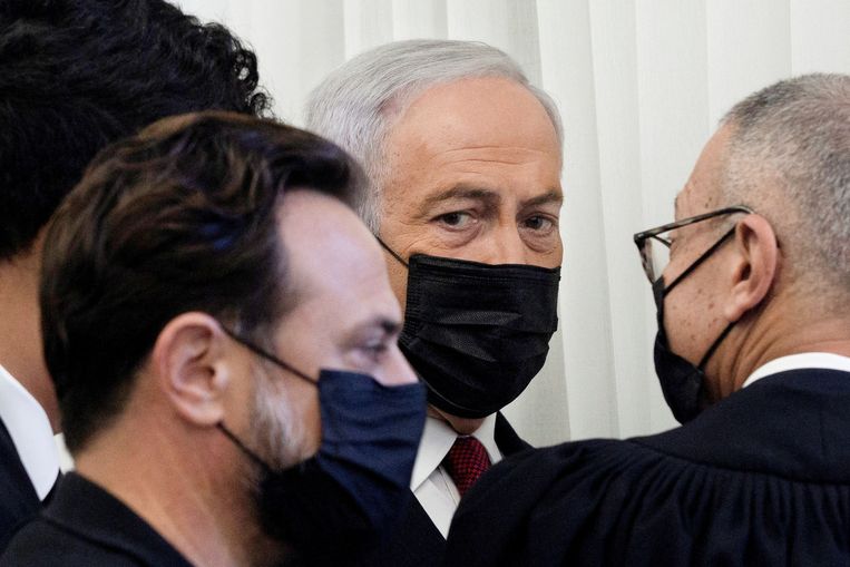 Benjamin Netanyahu en zijn advocaten. Beeld REUTERS