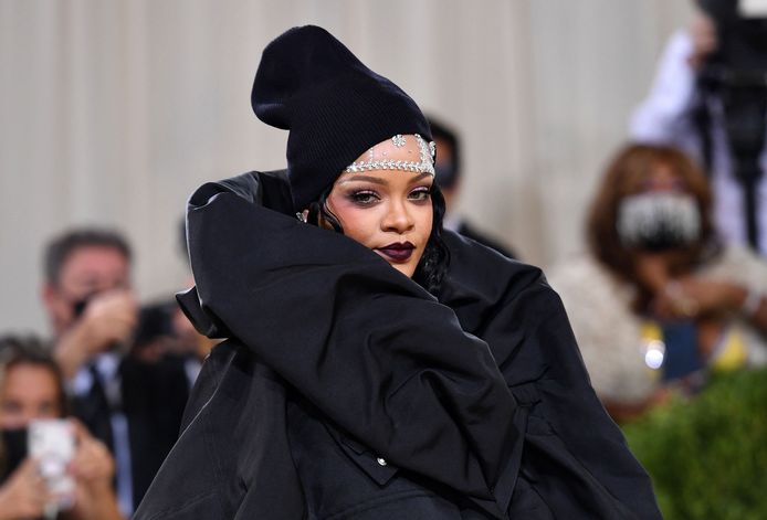 Rihanna a opté pour la doudoune chic.