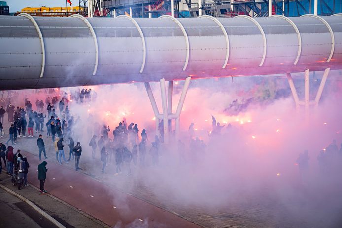 Net als vrijdag op de Coolsingel begon het zondag met afsteken van vuurwerk bij de Kuip, waarna de projectielen naar de politie werden gegooid