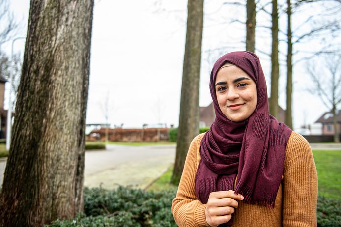 In 2017 kwam naar Nederland, nu is Iman (23) eerste vrouw met in Rode Kruis-campagne | Werk | AD.nl