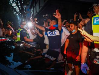 IN BEELD. Chaos in Melbourne compleet: politie zet traangas in om aanhangers Djokovic terug te dringen