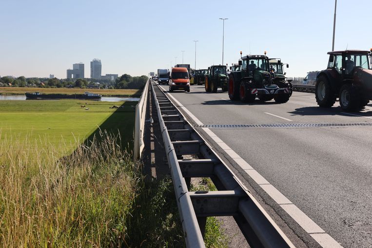 Tractors woensdagmorgen bij de IJsselbrug op de A28 bij Zwolle. Beeld Herman Engbers