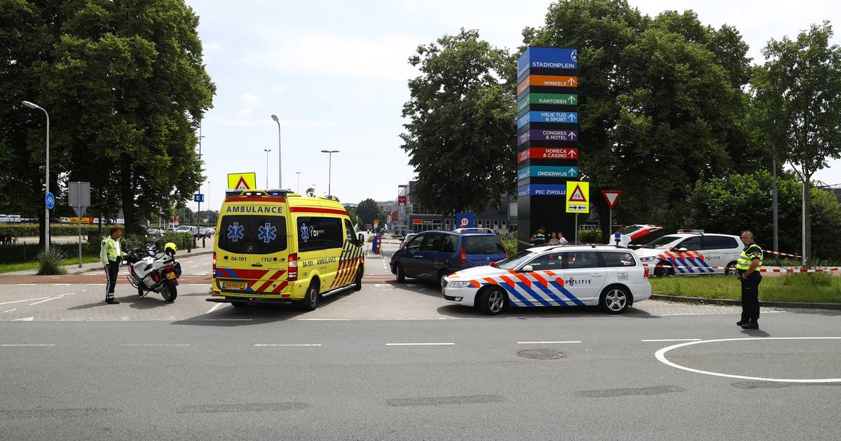 Zwolse gewond na aanrijding met auto bij PEC Zwolle-stadion.
