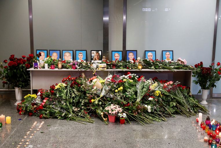 Op het Boryspilvliegveld buiten Kiev is een gedenkplaats opgericht voor de bemanning van de Ukraine Airlines vlucht. Beeld REUTERS