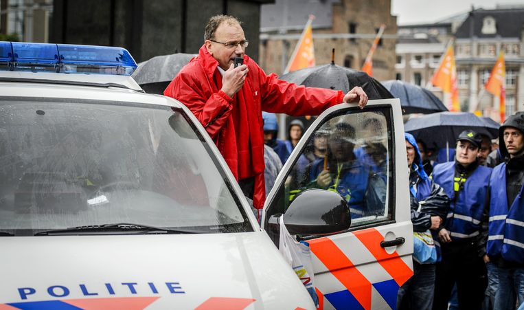 Heerts spreekt actievoerende agenten toe bij het Binnenhof. Beeld anp