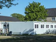 Un centre d’accueil s’agrandit secrètement de 37 conteneurs à Coxyde: “Fedasil se croit-elle au-dessus de la loi?”