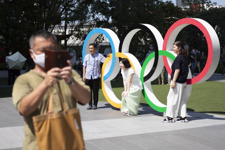 Geen selfies in het stadion, dan maar op de foto met de Olympische ringen. Beeld EPA