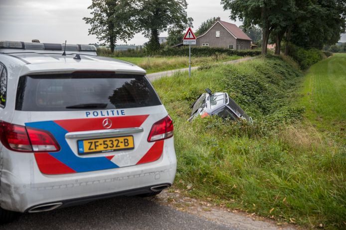 Alfabetische volgorde diep Weg huis Kentekenloze auto met mogelijk gestolen spullen rijdt in Schijf sloot in |  Roosendaal | bndestem.nl