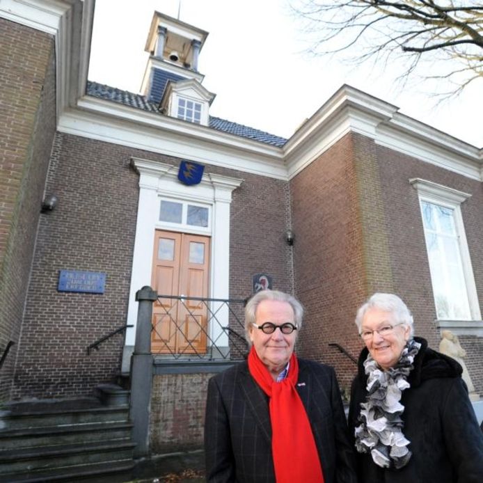 Dick Heil en Bertha Polak voor het oude raadhuis van Hooge Zwaluwe.
