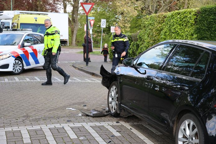 Een botsing tussen twee auto's op de Stationslaan in Waspik.