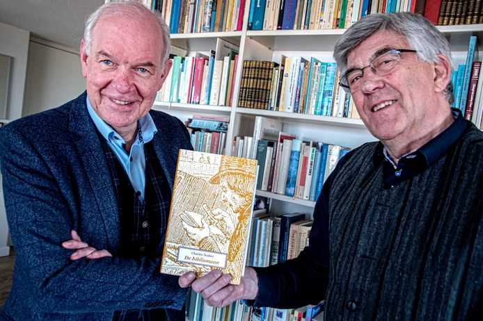 Blije mannen: Peter IJsenbrant  (l) heeft boekenliefhebber Ad Haans net de kersverse eerste uitgave van genootschap Desiderata bezorgd.
