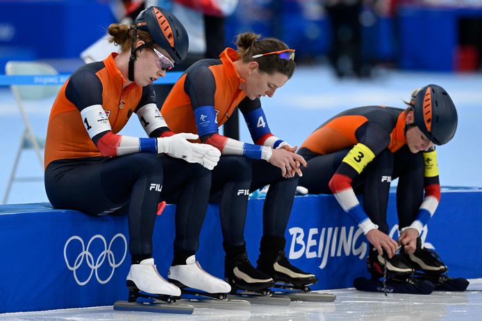 Antoinette de Jong (l), Ireen Wüst en Irene Schouten zijn teleurgesteld na hun halve finale.