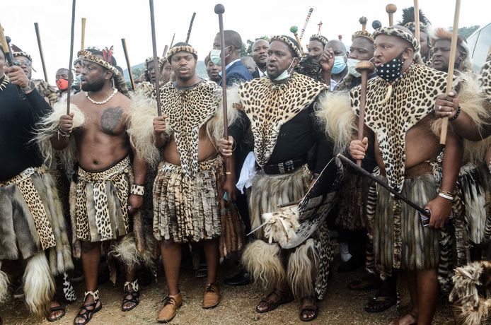 Misuzulu Zulu (tweede van rechts, met zwart shirt) is door zijn moeder aangeduid als nieuwe Zoeloekoning.