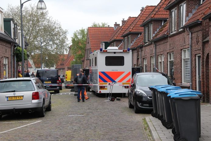In de Pijlkruidstraat in Almelo werd een man uit Den Haag urenlang vastgehouden en gemarteld.