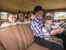 Wim trekt veel bekijks op de camping, want hij kampeert als in de jaren twintig
