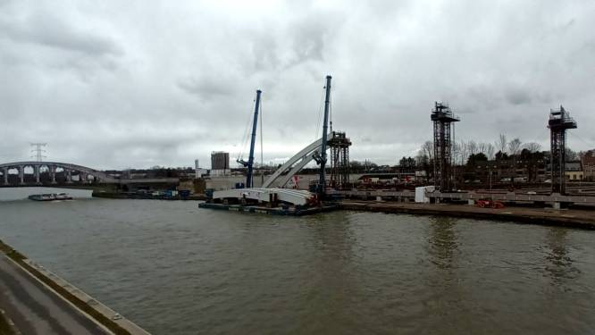 Nieuwe spoorwegbrug wordt op oever Albertkanaal in elkaar gezet