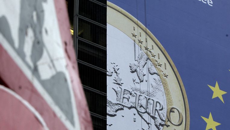 'Werk in uitvoering' tegen de achtergrond van een banier met een euromunt. Beeld ap