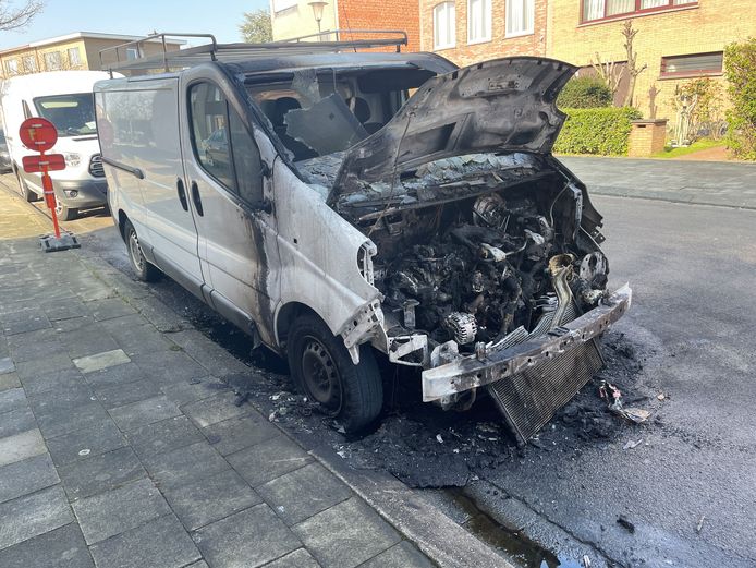 De bestelwagen van een Turkse loodgieter werd vrijdagnacht in brand gestoken.