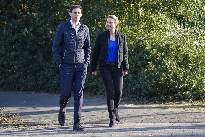 CDA-leider Wopke Hoekstra brengt samen met zijn vrouw Liselot Hoornweg in Bussum zijn stem uit voor de gemeenteraadsverkiezingen.