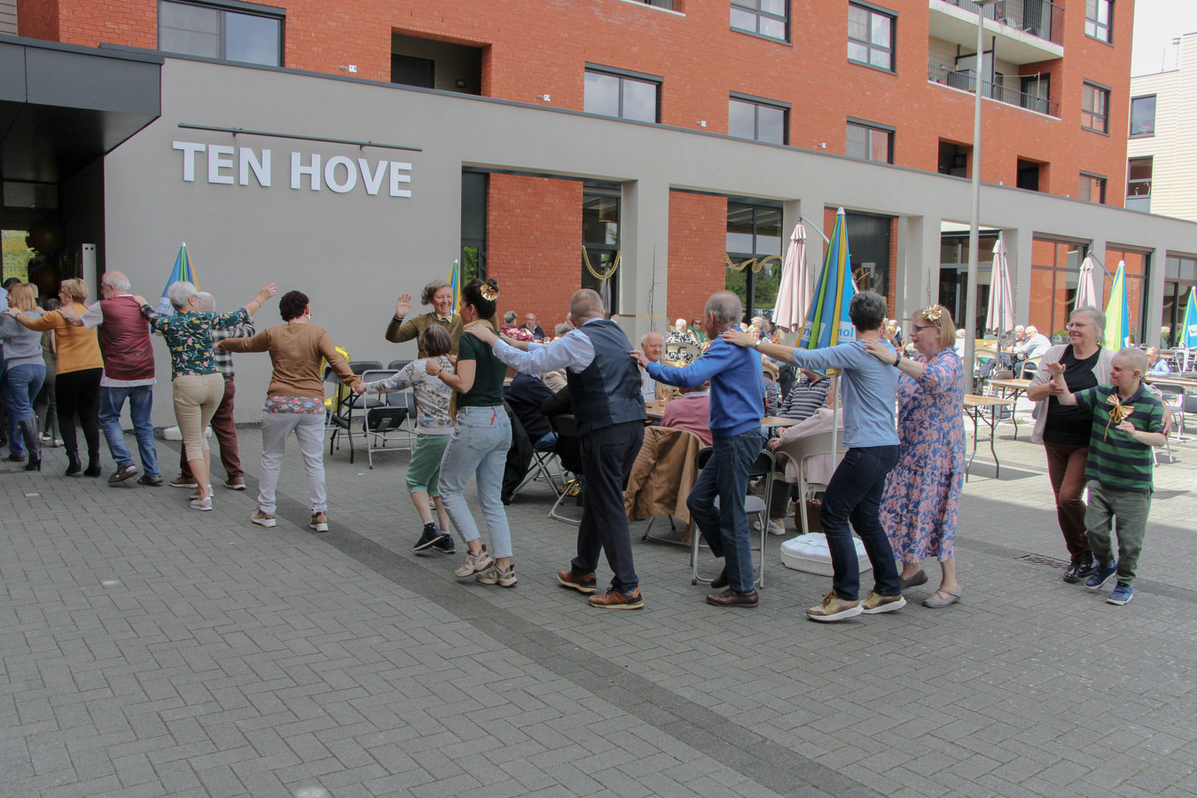 Ten Hove viert tienjarig jubileum van dienstencentrum en serviceflats