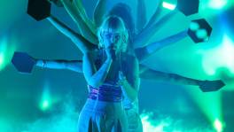 Wat een optreden! Louise overtuigt met Kate Bush
