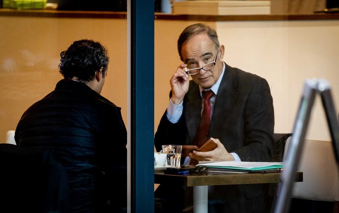 Oud-piloot Julio Poch zit in een koffiezaak voorafgaand aan de openbare verhoren in de zaak van Poch tegen de staat. De oud-piloot daagt de ministeries van Justitie en Veiligheid en Buitenlandse Zaken voor de rechter.