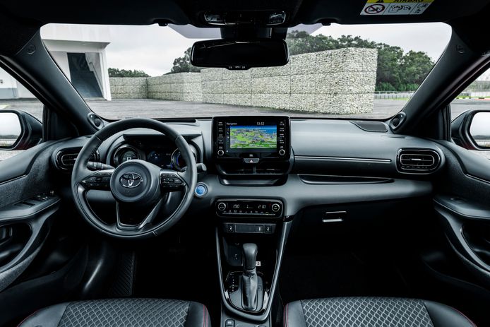 Het interieur van de Toyota Yaris Hybrid.