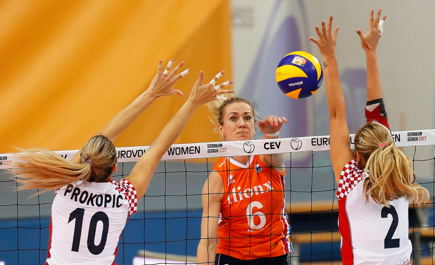 BalkesteinGrothues uit Almelo met Oranje overtuigend naar halve finale EK Volleybal Foto