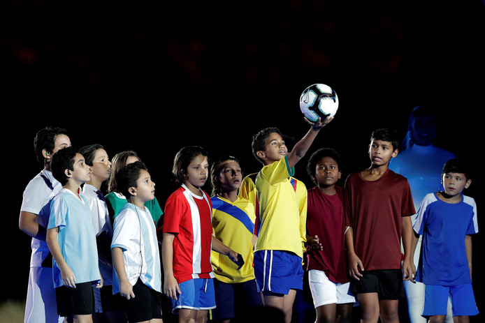 Voor het duel brachten tijdens de openingsceremonie kinderen gehuld in de shirts van alle deelnemende landen de wedstrijdbal het stadion binnen.