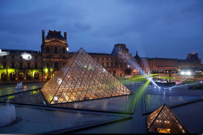 Het Louvre in Parijs, helemaal verlicht voor de speech van Emmanuel Macron, net verkozen als nieuwe president van Frankrijk (7 mei).