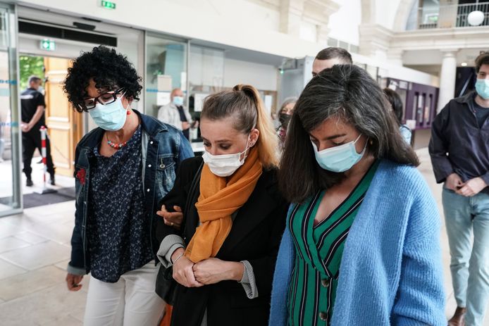 Valérie Bacot (midden) komt aan in het gerechtsgebouw.