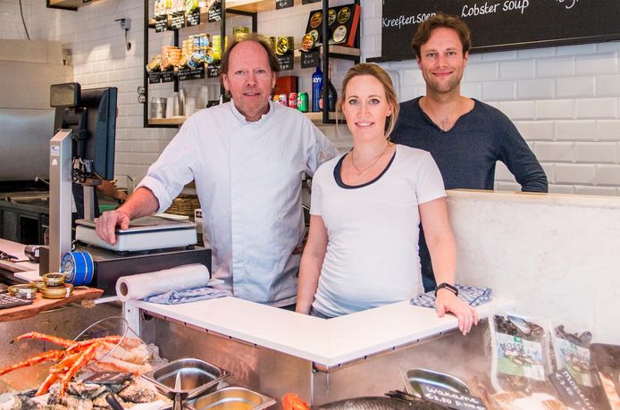 Eigenaren Fons, Fleur en Pepijn de Visscher in hun winkel aan de Leidsestraat.