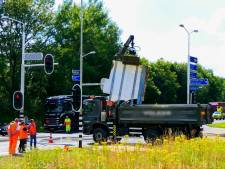 Vrachtwagen verliest drank op N35 bij Enschede