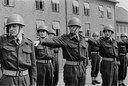 April 1966: Pieter van Vollenhoven (m) als dienstplichtig soldaat tijdens een les in exercitie op de Luchtmacht Officiers- en Kaderschool, gevestigd op de Trip van Zoudtlandkazerne in Breda. Van Vollenhoven werd tijdens zijn dienstplicht opgeleid tot reserve-officier.