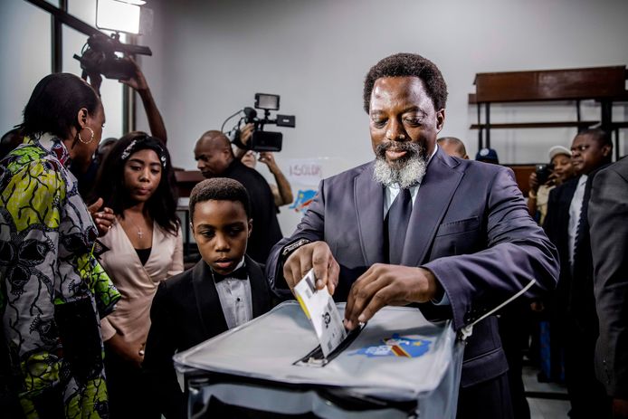 Joseph Kabila, president van Congo, brengt op 30 december zijn stem uit bij de verkiezingen.