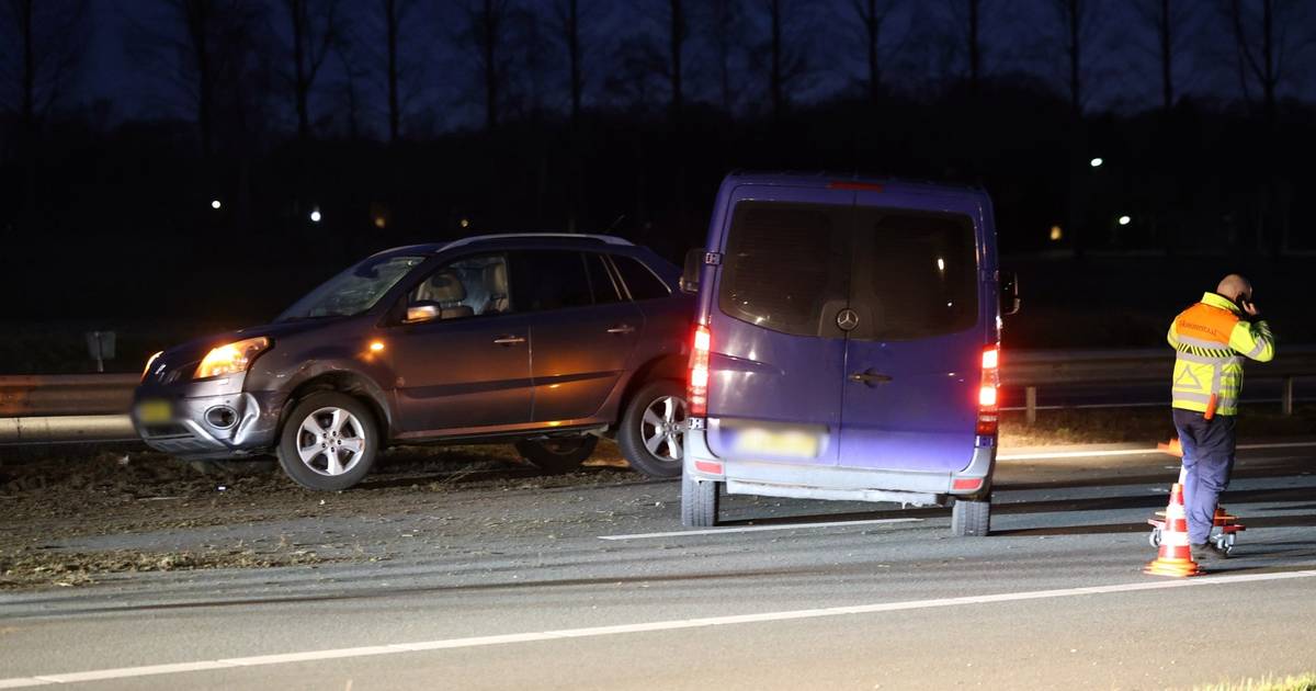 File door botsing auto’s en bestelbus op A50: rijstroken geblokkeerd en weg vol met zand.