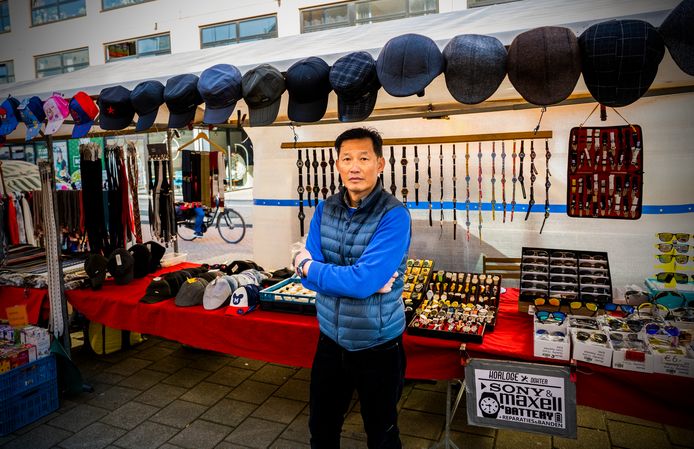 Marktkoopman Kung Pang moest zijn kraam vanwege corona verhuizen. Hij mag niet terug naar zijn oude plek op de markt aan de Binnenrotte en dat merkt hij aan zijn omzet. Nu daagt hij de gemeente voor de rechter.