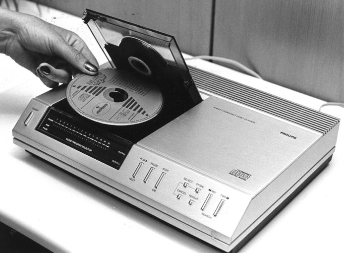 De Compact Disc speler die Philips met Sony uitvond en in 1982 op de markt bracht. Het apparaat kostte destijds circa 2.000 gulden (ruim 900 euro) en de zilveren schijfjes, waarop een uur muziek paste, zo'n 40 gulden (18 euro).
